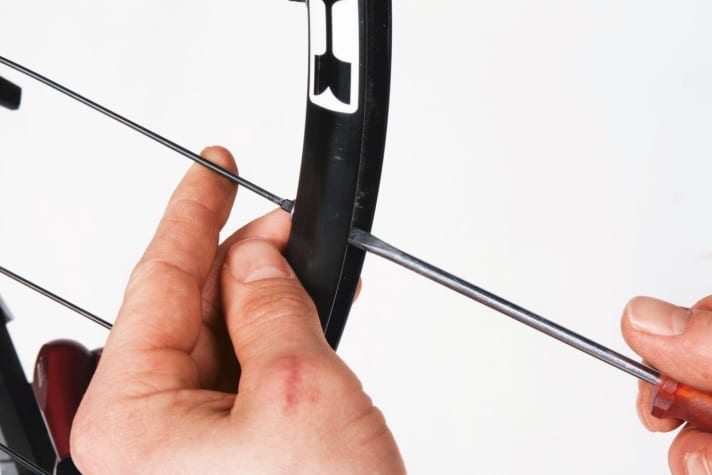   Leinöl oder spezieller Speichenkleber hilft, dass sich Speichen nicht so schnell wieder lockern.