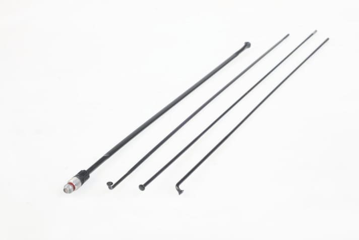   Verschiedene Speichentypen im Vergleich: Spezialspeiche (ganz links), Speiche mit 90-Grad-Speichenkopf (2. und 4. von links) und Straight-Pull-Speiche aus einem Systemlaufrad mit geradem Kopf (3. von links).