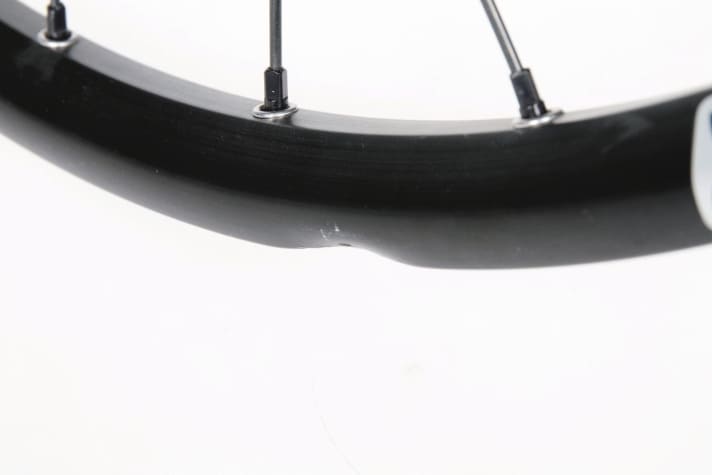   Eine verdellte Felge ist nicht automatisch Metallschrott. Selbst verhältnismäßig große Dellen lassen sich aus Alu-Felgen entfernen.