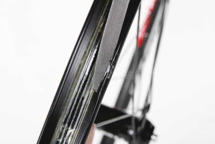   Scharfe Kanten sollten Sie mit einer Feile oder Schleifpapier unbedingt entfernen.