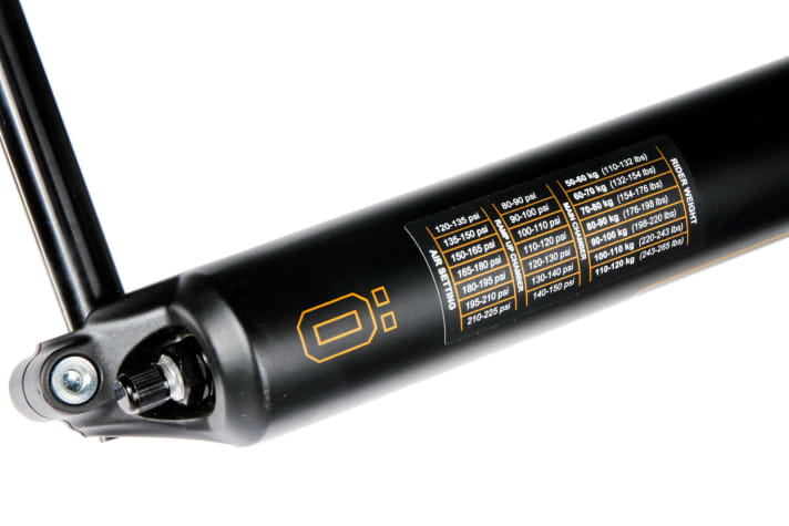   + /– Öhlins: Die aufgedruckte Tabelle erleichtert das Setup. Allerdings müssen zwei Kammern befüllt werden und das in der richtigen Reihenfolge. 