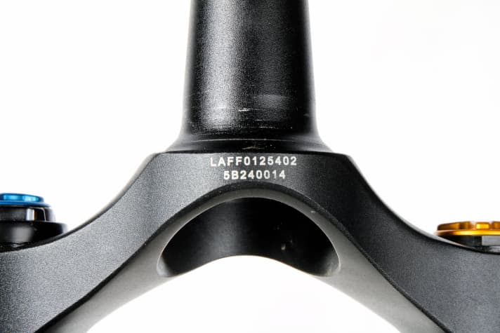   + Öhlins: Shaft, crown and bearing seat are made from a single part. This should provide stability and rigidity and eliminate possible creaking noises.