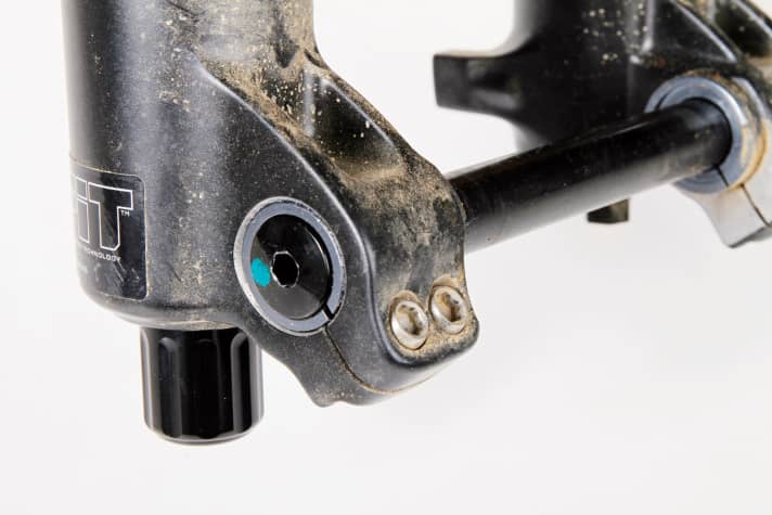   - Fox: If you want the sophisticated RC2 damping on the 36, you have to screw five times when changing the wheel. 15 and 20 mm axles are possible.