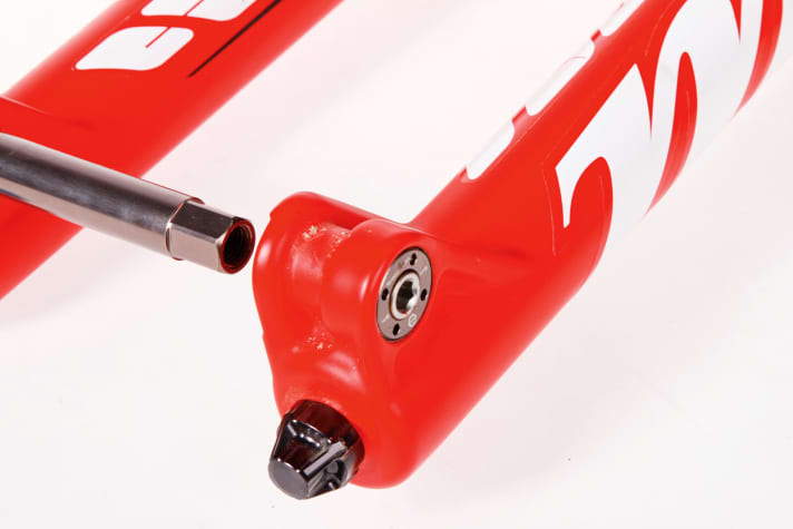   + Manitou: Instead of the Hexlock axle with its fiddly locking mechanism, the axle is now bolted. Requires an Allen key, but works intuitively.