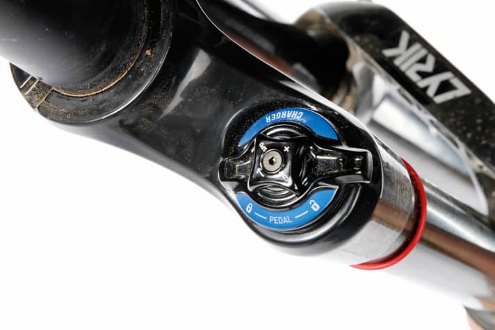   + Rock Shox: Like the Pike, the Lyrik RCT3 has a Charger damper. The basic setup works so well that you only have to adjust the rebound.