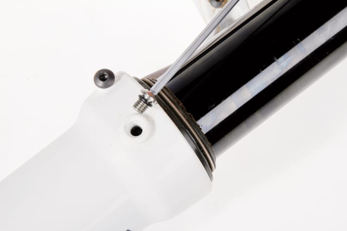   + SR Suntour: The casting can be opened in the area of the foam ring for quick lubrication in between. Clever and simple.