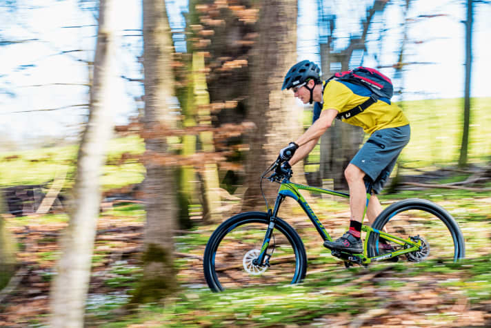   The sporty character with carbon wheels runs through the concept of the Giant. The addition SX stands for a longer fork with 120 millimetres.