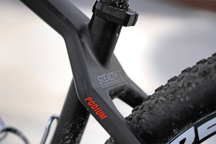   Mondraker Podium Carbon: Gut geknickt: Der Übergang von Oberrohr und Sitzstreben ist Hingucker und Versteifung gleichermaßen.