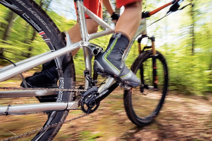   Welches Modell verbirgt sich wohl unter dem Überschuh? Beim Blindversuch war von den Testern Zehenspitzengefühl gefragt. Unterschiede waren dennoch deutlich spürbar. 