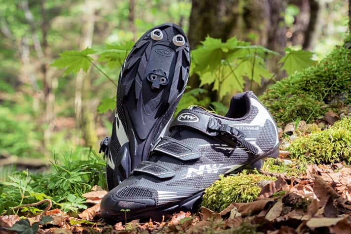   120 Euro: Klassischer Einsteigerschuh: Weich gepolstert bietet der Scorpius 2 SRS viel Komfort, bringt aber die Kraft nicht op­timal aufs Pedal. Ihn zu entlarven, fiel den Testern nicht wirklich schwer.