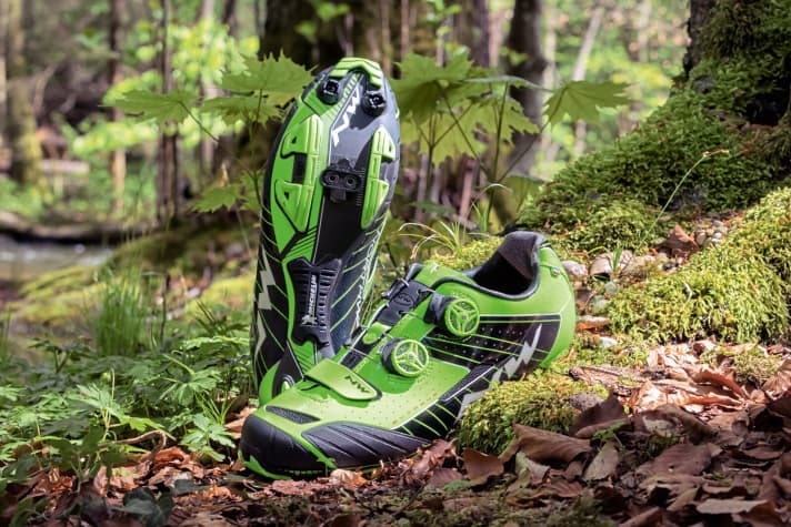   320 euros: An extremely stiff sole, hardly any padding and the flat cut generate endless propulsion and a very direct ride feel. In the end, all testers were able to clearly categorise the Extreme XC.