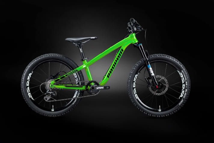 Functional suspension fork even with low rider weight, 1x10 gears, 8.6 kilograms. Although the Propain Frechdax Race is not really cheap at 999 euros, it is a fully-fledged mountain bike for children from about 1.05 metres tall.