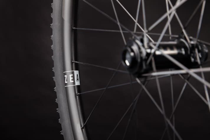   Black hubs, laser-engraved lettering, simple design. The look of the Houffa is pleasing. And the price of 1399 euros for 1445 grams. A real challenge in the wheel world.
