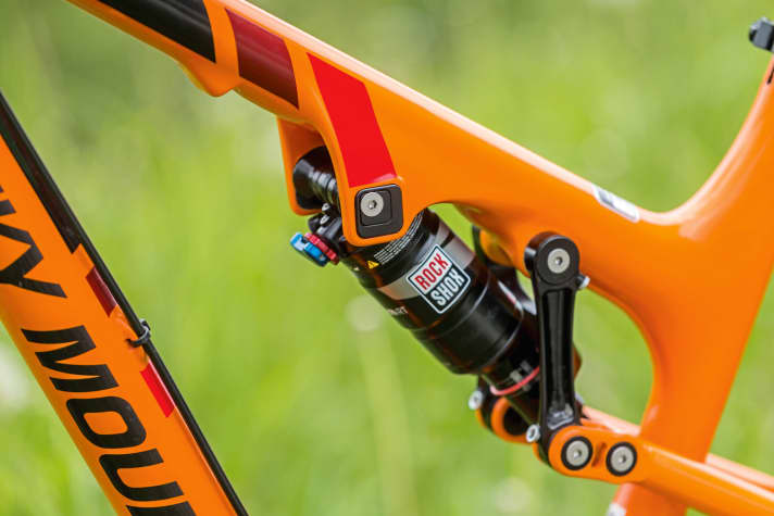   Rocky Mountain Pipeline 750 MSL: Ride 9: The adjustment of the front shock mount influences the geometry and characteristic curve.
