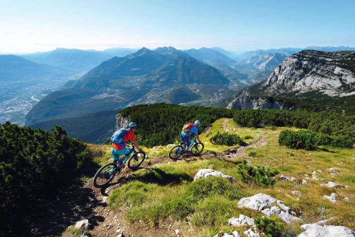   Trento, am Horizont der Gardasee, und vor der Nase ein Zuckerstück von einem Singletrail.