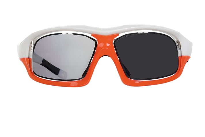   Quick change: In light mode, the lens has a light transmission of 64 per cent - suitable for light cloud cover through to driving at dusk. When darkened, the light transmission is reduced to 16 per cent. A tint that is usually sufficient even in very bright conditions such as snow, sea and high mountains.