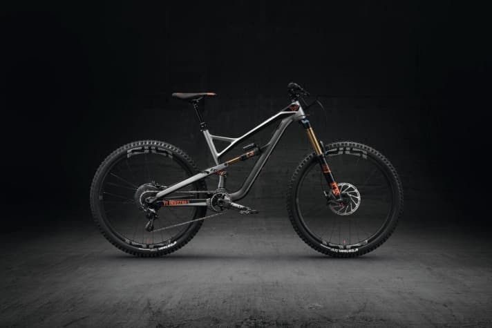   The new Jeffsy 27 offers slightly more travel at 150 millimetres. The top model CF Pro Race even offers 160 millimetres and a shock with a reservoir.