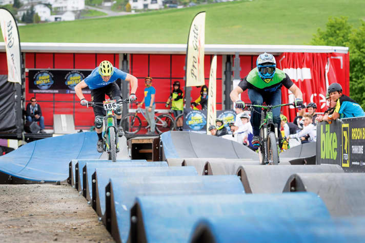   Mogul track! Former world champion Joost Wichmann (right) makes Ludwig look pale in the pump track battle.