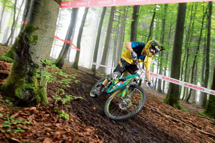   Beim Enduro-Rennen fühlt sich das Giant wohl wie in keiner anderen Disziplin. Auch die nass- rutschige Strecke kann das Reign nicht bremsen.
