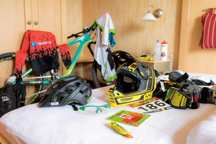   Boy, tidy up your room! With so many helmets, jerseys and start numbers, it's not easy to keep track of everything.