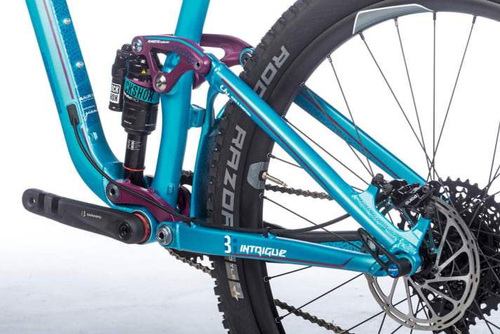 Sensibler Dämpfer: Der Rock-Shox-Monarch-Plus RC3-Dämpfer sorgt nicht nur bergab für ein sehr sensibles Ansprechverhalten, er erhöht auch die Traktion und Laufruhe beim Bergauffahren.