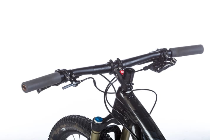Narrow cockpit: Wider handlebars provide more safety. At 670 mm, the Trek has the narrowest handlebars in the field. We find the foam grips too thick and slippery in the rain.