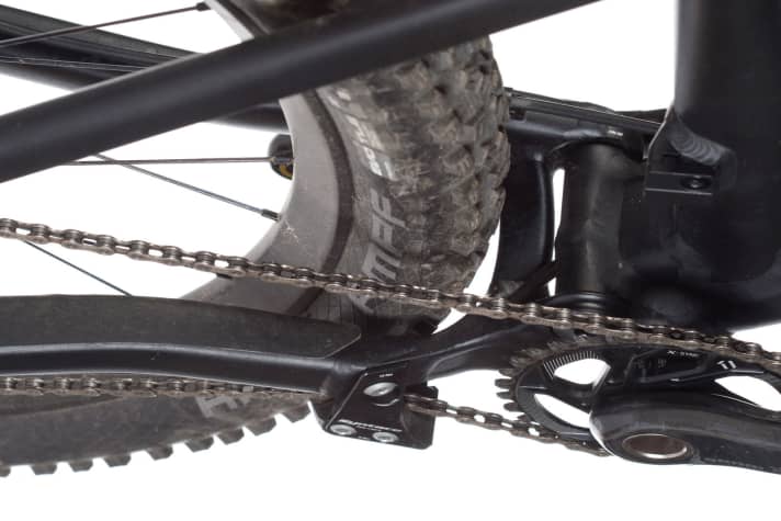   + - Liteville: Die Abstützbreite des Hinterbaus ist riesig und sorgt für Steifigkeit und Lagerhaltbarkeit. Durch die kürzeren Kettenstreben leidet aber die Reifenfreiheit.