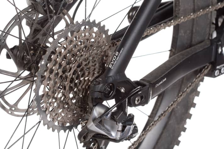   + Liteville: Liteville uses the Boost mounting width of 148 millimetres, but in combination with an asymmetrical rear triangle and the same spoke angles.