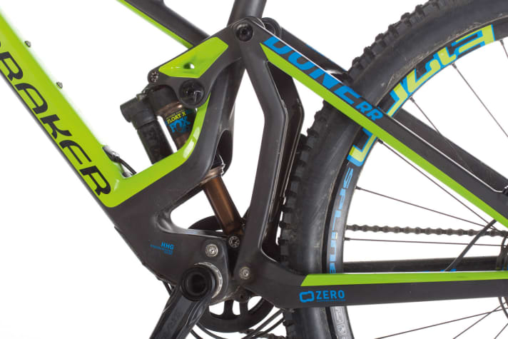   - Mondraker: Der Dämpfer sitzt genau wie bei Propain tief im Rahmen, wodurch er trotz Mini-Schutzblech immer eine Schlammpackung abbekommt.