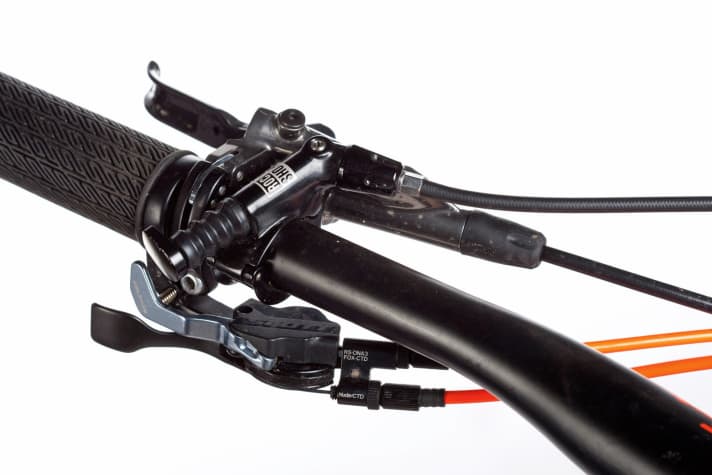   + - Scott: Full control requires full cabling on the handlebars. The entire suspension can be controlled via the Twinloc lever.