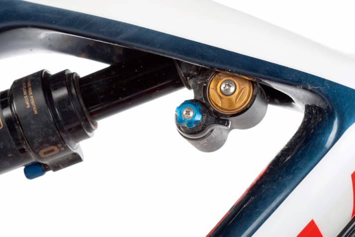   - Specialized:  Der Plattformhebel am Öhlins-Dämpfer ist klein und schwergängig. Zudem könnte die Plattform effektiver arbeiten für einen größeren Unterschied.