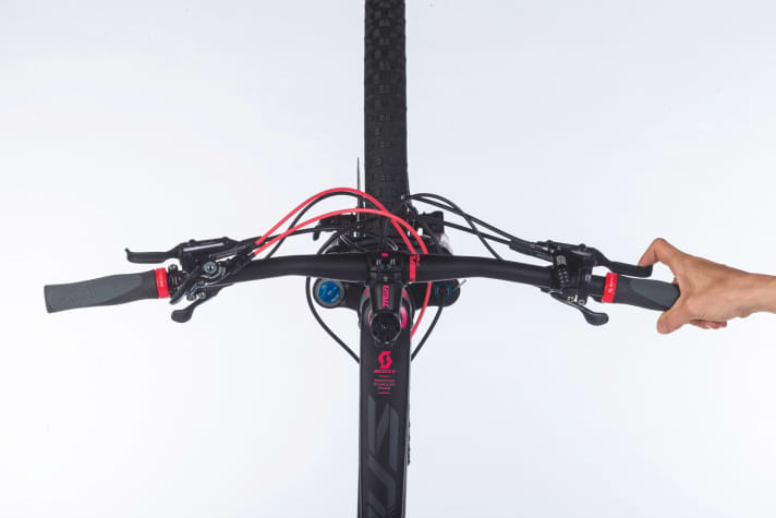 Tangle of cables on the handlebars: brakes, gears, suspension travel lockout and remote control for the seatpost: the tangle of levers and cables on the handlebars of Canyon (pictured) and Scott is visually distracting and rattles.