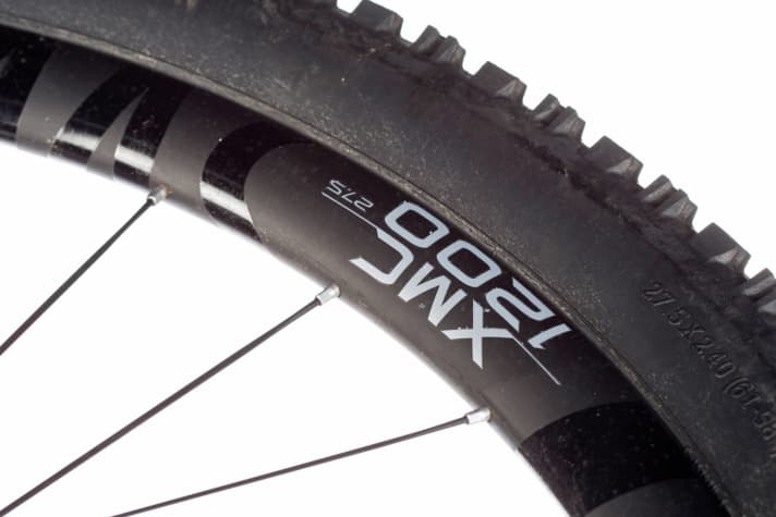   + Propain:  Die Carbon-Laufräder von DT Swiss drücken das Gewicht und steigern die Agilität. Vom Einsatzbereich touchieren sie gerade noch den Enduro-Bereich.