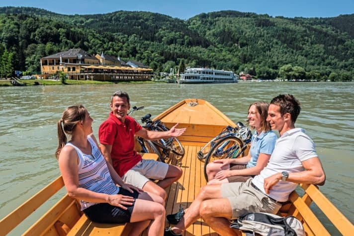   Traditionell Übersetzen mit den Donauzillen.