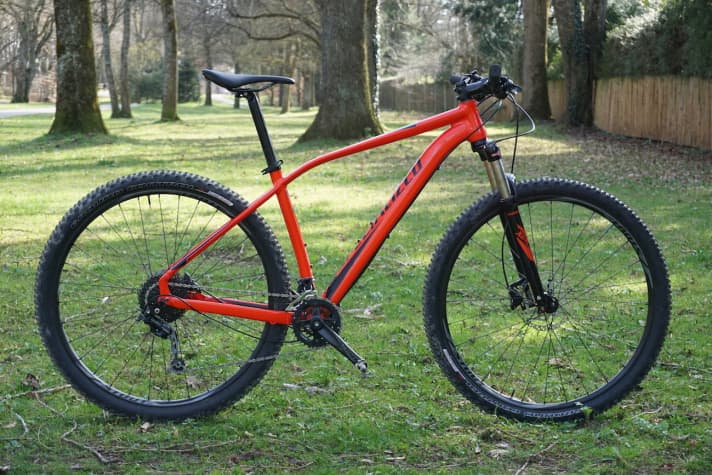   13.35 kilos, 2x9 gears, 29 inches, butted head tube. The Specialized Rockhopper Comp offers a strikingly sporty package for 799.