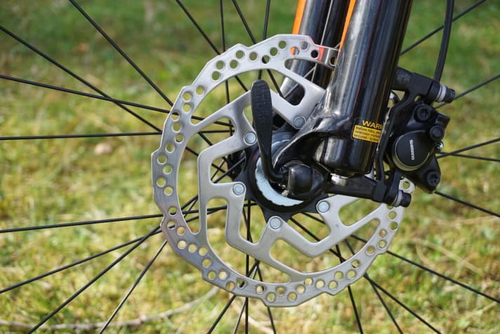   You won't find thru axles in this price range. In direct comparison, the loss of stiffness is noticeable - but beginners and occasional riders will also be happy with quick-releases.
