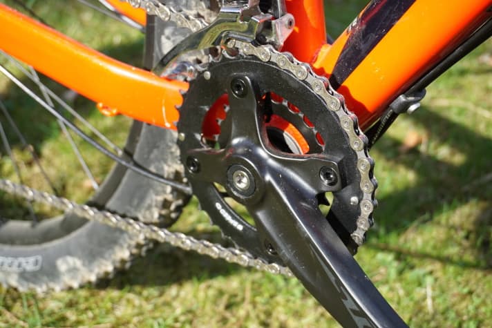   In dieser Preisklasse sind Dreifach-Kurbeln üblich. Specialized baut auf die sportlichere Zweifach-Variante, kombiniert mit einer Neunfach-Kassette.