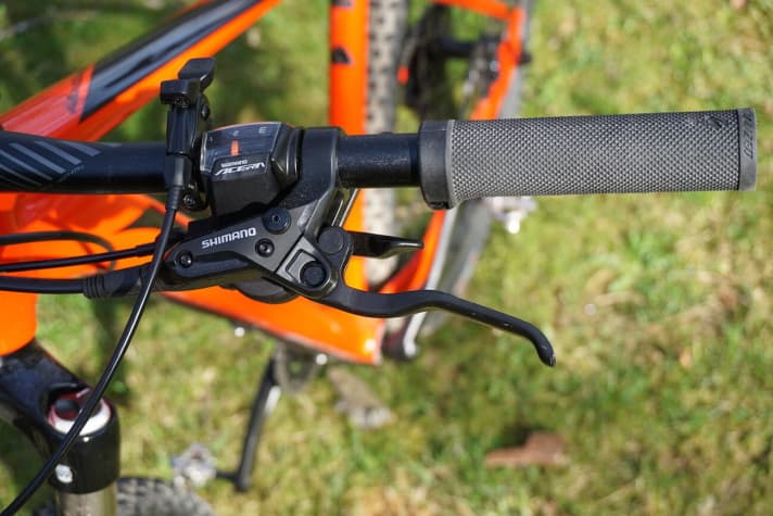  Erfreulich: Die günstigen Shimano-Scheibenbremsen arbeiten hydraulisch und bringen ausreichend Biss für sanftes Gelände. Mehr braucht es in dieser Klasse nicht! Die langen Hebel sind allerdings gewöhnungsbedürftig.