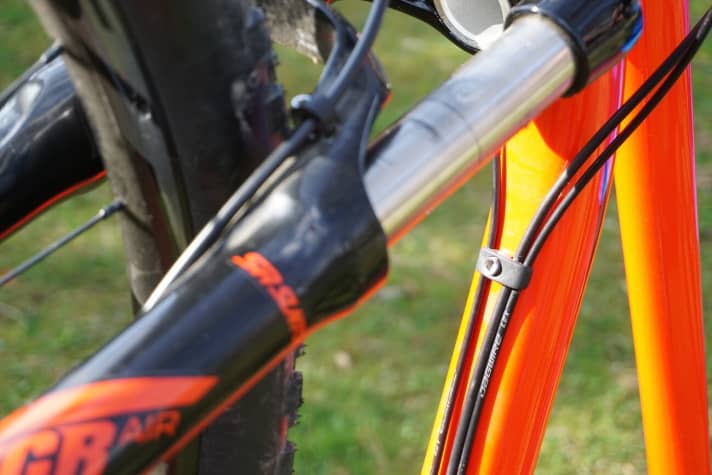   Auf eine interne Zugverlegung müssen Sparer verzichten – am Rockhopper laufen die Züge aber sauber am Unterrohr und sind durchgehend geschlossen. Keinerlei Funktionseinbußen!