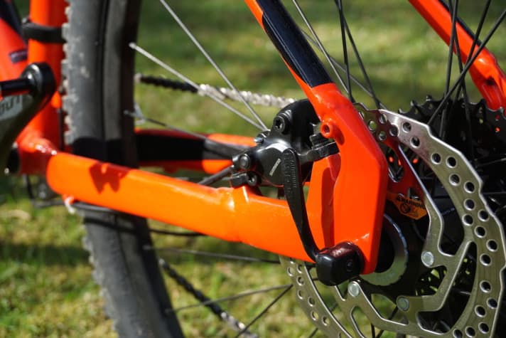   The hallmark of a budget hardtail: multifunctional dropouts that allow mudguards to be fitted. Even the sporty Specialized hardtail can keep up.
