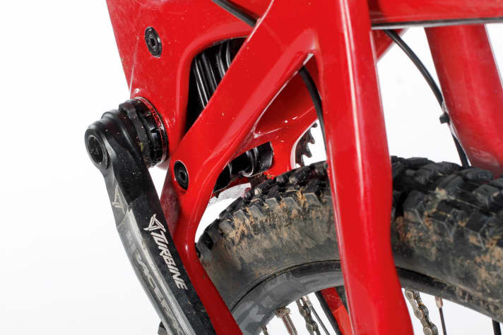   Santa Cruz Hightower: The lever mechanism of the VPP rear triangle lies directly in the path of the rear tyre and is almost impossible to get clean. At least there is a grease nipple on the underside for regreasing.