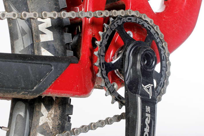   Santa Cruz Hightower: Fällt die Kette vom Blatt, wird es übel für Lack und Carbon. Chainsuck-Bleche gibt es genauso wenig wie die Möglichkeit, einen Umwerfer zu montieren. Dafür ist eine ISCG-Aufnahme verbaut.