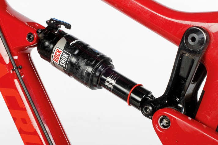   Santa Cruz Hightower: The geometry can be adapted to 27.5+ wheels using a flip-chip. The rear suspension tends to tolerate a little more sag for more absorption capacity and still remains super smooth.
