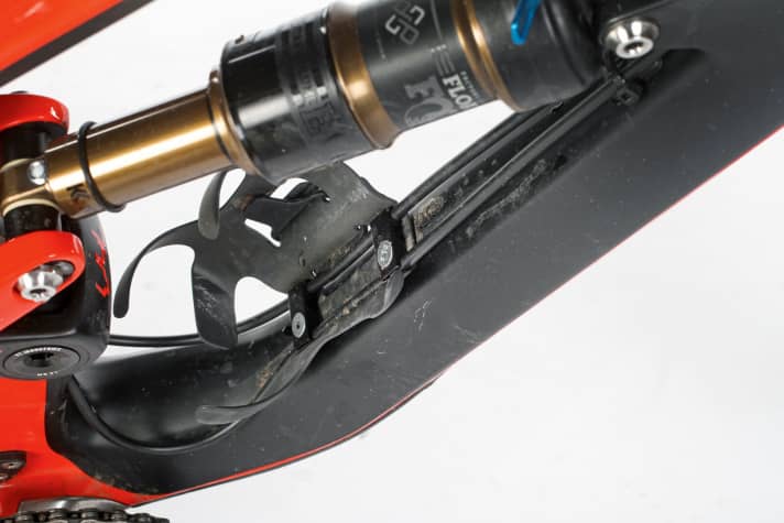   YT Industries Jeffsy CF Pro: Die Kabel laufen sauber durch den Flaschenhalter. Der fasst leider nur eine spezielle 0,5-Liter-Flasche von YT. Die zu kurzen Schrau­­ben am Flaschenhalter lösten sich schon bei der ersten Ausfahrt. 
