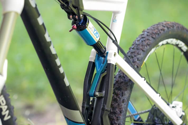   Btwin Rockrider 740 S: Beim Treten streifen die Beine an den lieblos verlegten Schalt- und Bremszügen.