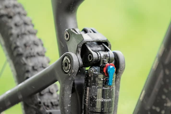   Focus Jam CSL: The frame is made of carbon, the linkage of the rear triangle is made of aluminium.