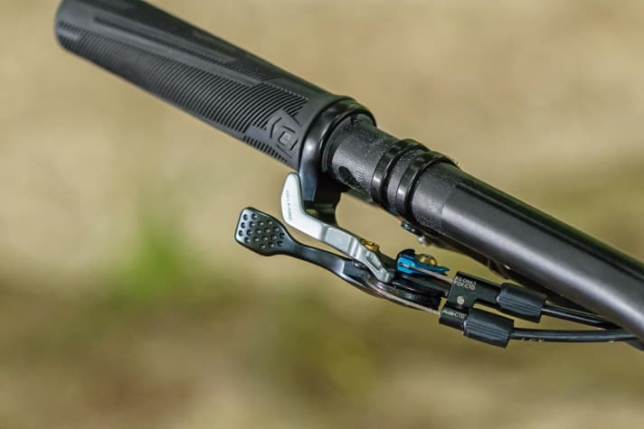   Scott Spark RC 900 SL: Ein Klick am ergonomischen Twinloc-Hebel strafft mechanisch das komplette Fahrwerk. 