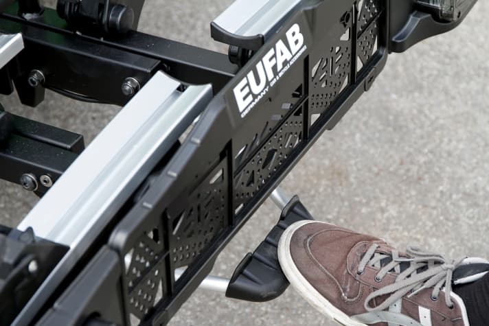 Fusspedal (Atera, Eufab, MFT, Thule, Uebler): Abkippen per Fußtritt: komfortabel und sicher, da die Bikes gleichzeitig bequem gehalten werden können.