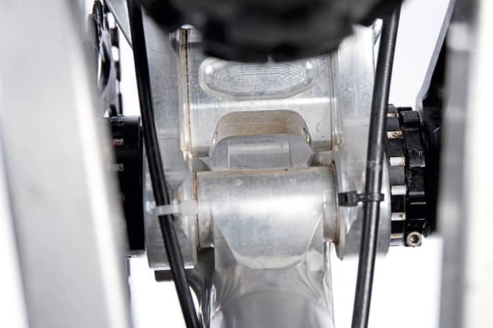 Nicolai: BSA bottom bracket, ISCG-05 mount, all kinds of milling skills and service-friendly externally routed cables. What more could you want?