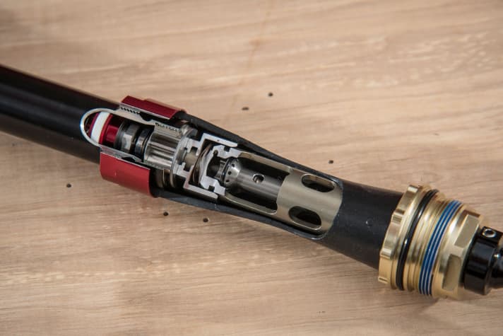   Um Gewicht zu sparen wurde die Ölmenge im Charger2-Dämpfer reduziert. Dadurch alleine spart Rock Shox 50-60 Gramm ein.